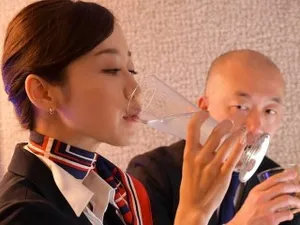 Cô trưởng phòng không mặc áo lót và anh nhân viên may mắn